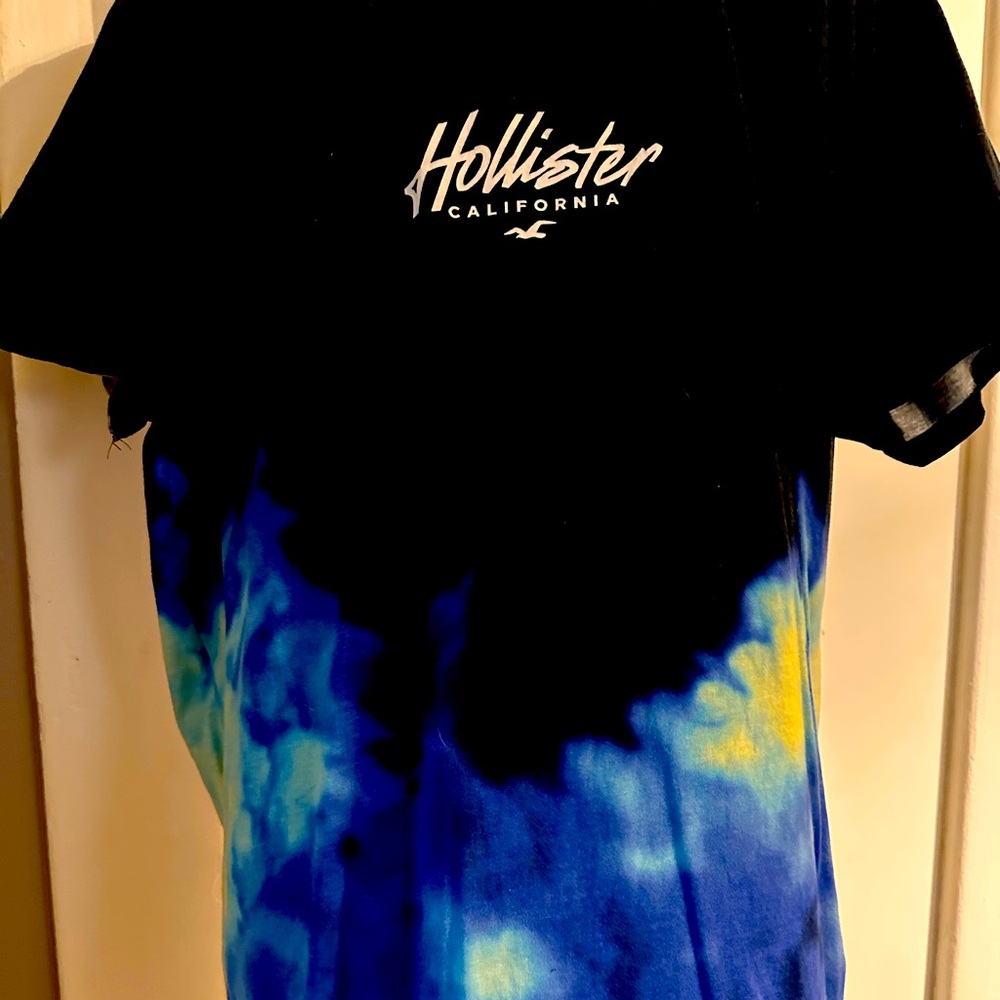 I’m selling XL Hollister t-shirts 5$ each or take 30$ for all.